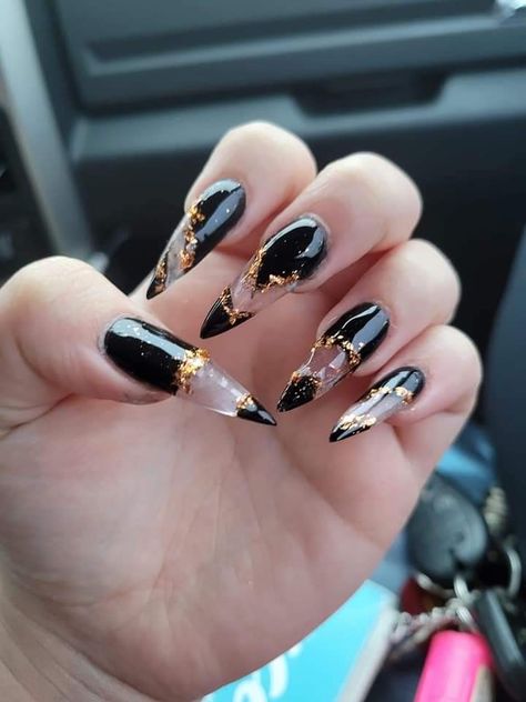 Glam Nails Black, Black And Gold Nails, Black Gold Nails, Stilleto Nails Designs, Stiletto Nail Art, Black Acrylic Nails, Gothic Nails, Stylish Nails Designs, Goth Nails