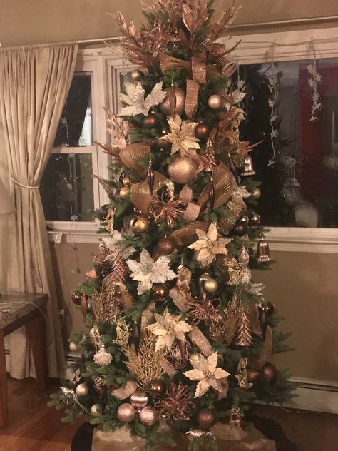 Green tree with brown, copper and gold ornaments. Glamorous Christmas Tree, Christmas Tree Colour Scheme, Green Christmas Tree Decorations, Black Gold Christmas, Christmas Tree Inspo, Christmas Decor Trends, Gold Christmas Tree Decorations, Copper Christmas, Gold Christmas Decorations