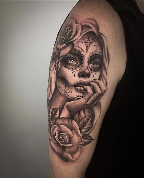 Day Of The Dead Tattoo Designs, Hand Tattoos Pictures, Skull Thigh Tattoos, Sugar Skull Girl Tattoo, Candy Skull Tattoo, Leg Sleeve Tattoos, Feminine Skull Tattoos, Chicano Tattoos Sleeve, Catrina Tattoo