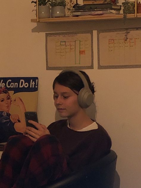 My best friend listening to music with the sony headphones Person Listening To Music Reference, Listening To Music Pose Reference, Person Listening To Music Aesthetic, Listening To Music Reference, Listening To Music Pose, Someone Listening To Music, Person Listening To Music, Listening To Headphones, Listening To Music With Headphones