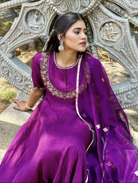 Work Anarkali Dress, Plain Anarkali, Chudidhar Designs, 50 Blouse Designs, Khatli Work, Maroon Colour, Designer Anarkali Dresses, Anarkali Dresses, Gown Party Wear