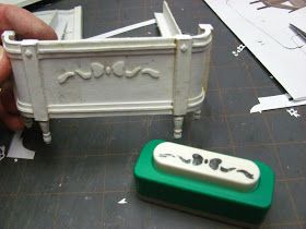 Shabby Chic Bed, Doll Furniture Tutorial, Miniature Bed, Make A Bed, Chic Bed, Doll Miniatures, Diy Miniatures, Barbie Miniatures, Dollhouse Tutorials