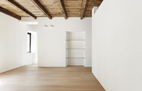 Ceiling beams are a strong design element that affect the sense of size and height in a room. The cliche of the thatched roof cottage, smoky and oppressive, with dark exposed beams overhead belongs in a medieval fantasy. In reality, ceiling beams, whether they are hand-hewn *vigas* in historic adobe homes or steel ... Exposed Beams Ceiling, Roof Ceiling, Roof Beam, Faux Beams, Adobe House, Thatched Roof, Exposed Beams, Wood Ceilings, Family Room Design