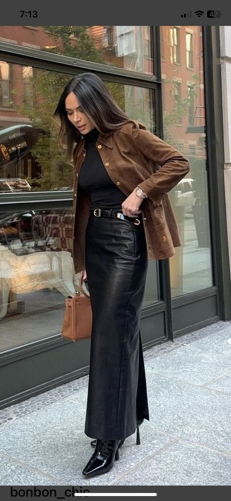 Leather Maxi Skirt Outfit, Long Leather Skirt Outfit, Brown Leather Skirt Outfit, Skirt Boots Outfit, Maxi Leather Skirt, Long Leather Skirt, Skirt Outfit Ideas, Vintage Celine, Brown Leather Skirt