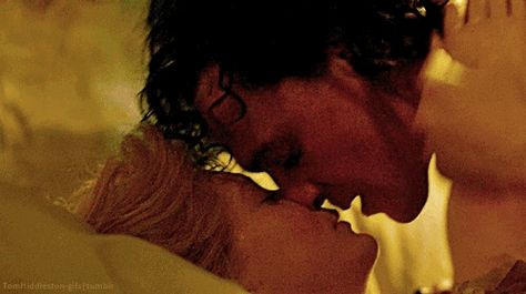 Tom Hiddleston Hot Kiss Scene, Thomas Sharpe Gif, Tom Hiddleston Kissing Gif, Tom Hiddleston Hot Scene, Tom Hiddleston Hot Kiss, Crimson Peak Gif, Tom Hiddleston Kiss, Loki Hot Pics, Spicy Movie Scenes