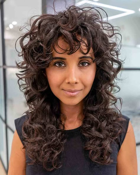 15 Trendiest Haircuts & Colors for Spring 2022 Corte Shaggy, Super Curly Hair, Curly Shag Haircut, Curly Bangs, Shag Hairstyles, Haircuts For Curly Hair, Long Curls, Shag Haircut, Haircut And Color