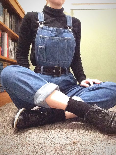 Nonbinary Fall Fashion, Sweater Overalls Outfit, Short Overalls Outfit Fall, Gay Outfits Aesthetic, Queer Fall Fashion, 90s Teacher Outfits, Bi Aesthetic Outfits, Queer Outfits Women, Overall Outfits Fall