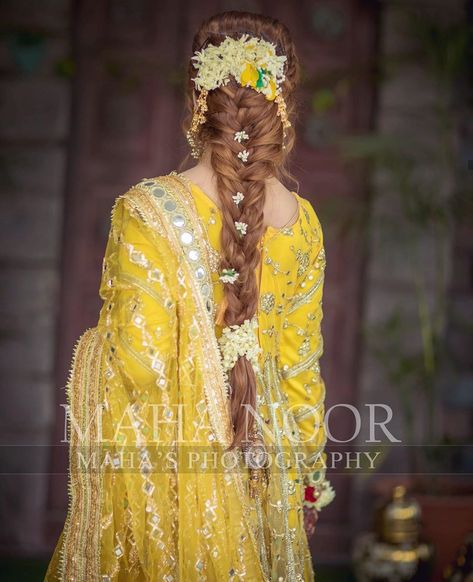 mayun hair style Mehndi Hairstyles For Bride Sister, Beautiful Dpz, Pakistani Bridal Hairstyles, Mehndi Hairstyles, Pakistani Brides, Brides Sister, Couple Dps, Bridal Mehndi Dresses, Hair Details