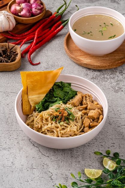 Chinese Noodle Photography, Noodle Photography, Soup Chinese, Wheat Noodles, Food Pic, Chicken Meat, Chinese Soup, Diced Chicken, Indonesian Food