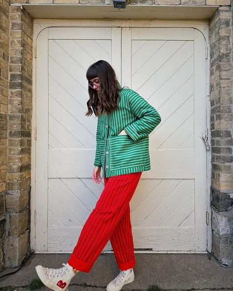 Outfit With Green Trousers, Funky Christmas Outfit, Fun Pattern Outfits, Green Striped Pants Outfit, Outfit With Red Pants, Vertical Stripes Outfit, Green Red Outfit, Colorful Pants Outfit, Mixed Pattern Outfit