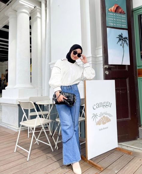 Blouse Hijab Style, White Blouse Outfit Hijab, Blouse Outfit Hijab, White Blouse Outfit, Balloon Blouse, White Hijab, Blouse Hijab, Ootd Jeans, Hijabi Outfit