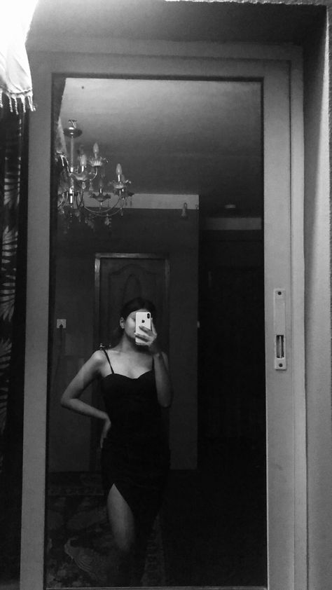 Black and white Black And White Mirror Selfie, Mirror Snap, Harry Potter Background, White Mirror, Black And White Background, Mirror Pic, Quick Jokes, Star Girl, Girly Photography