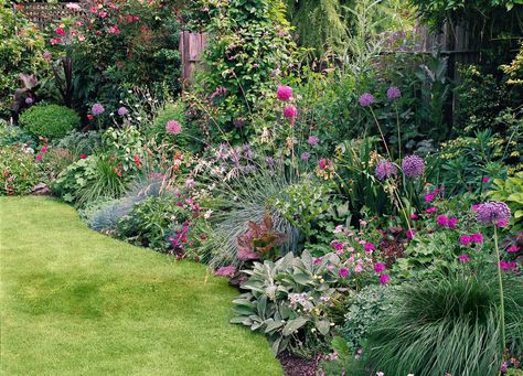 Fences are functional, but not always pretty to look at. This garden plan will help soften the harsh lines of fence posts and slats with a mix of favorite flowers. Border Garden, Landscaping Along Fence, Backyard Plan, Backyard Fence, Garden Plan, Farmhouse Landscaping, Garden Shrubs, Farmhouse Garden, Fence Landscaping