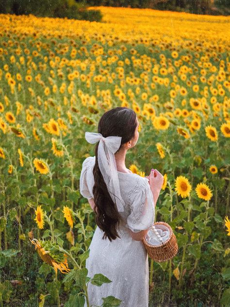 Cute Profile, Sunflower Photography, Flower Photoshoot, Travel Pictures Poses, Sunflower Field, Spring Mood, China Girl, Sunflower Fields, Instagram Pose