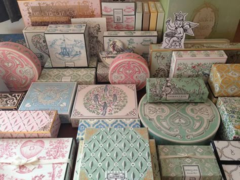 Aesthetic Hampers Packaging, Vintage Box Packaging, Vintage Box Design, Aesthetic Packaging, Mine Aesthetic, Packaging Ideas Business, Soft Aesthetic, Box Packaging Design, Pretty Packaging