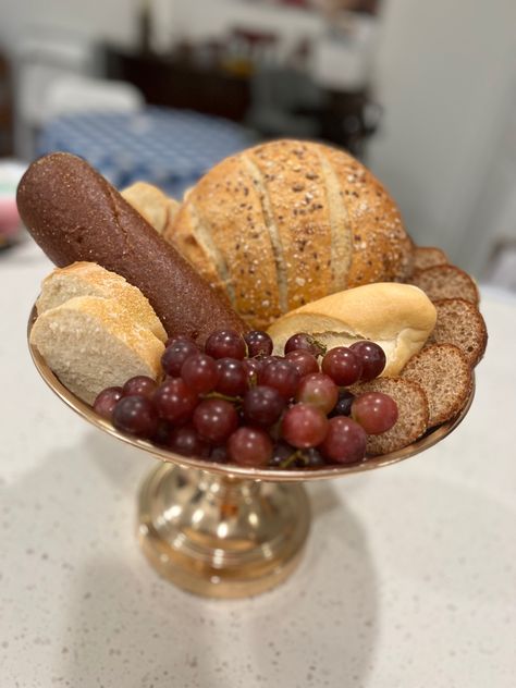 Improvised Bread Arrangement Bread Centerpiece Wedding, Bread Centerpiece, Food Centerpieces, Soup Party, Italian Centerpieces, Turkey Party, Gift Recipes, Old Money Vintage, Money Vintage