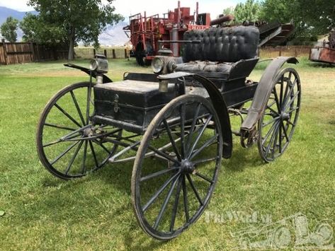 Horseless Carriage: 1906 Holsman High Wheeler #BarnFinds #American, #HorselessCarriage - https://barnfinds.com/horseless-carriage-1906-holsman-high-wheeler/ Horseless Carriage, Horse Drawn Wagon, Wagon Cart, Old Wagons, Classic Automobiles, First Cars, Horse Carriage, Sweet Cars, Gas Pumps