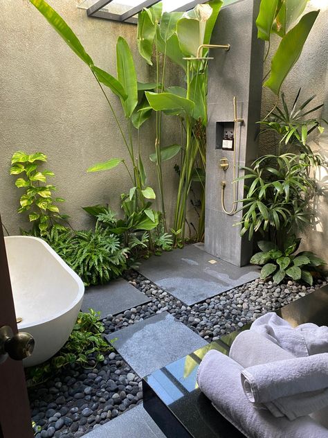 Outdoor Bath And Shower Ideas, Inside Outside Bathroom, Tropical Ceiling Design, Outdoor Ensuite, Small Tropical Bathroom, Outside Shower Ideas Backyards, Shower With Plants, Plants In Shower Ideas, Plants In Shower