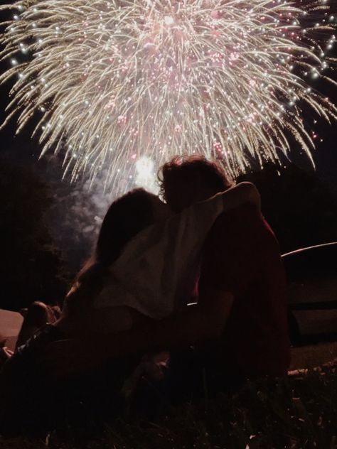 Couple On New Years Eve, New Year Kiss Aesthetic, Proposal With Fireworks, Nye Kiss Picture, Couples On New Years, New Year Eve Couple Pictures, New Years Eve Kiss Aesthetic, New Years Aesthetic Couple, Diwali Couple Aesthetic