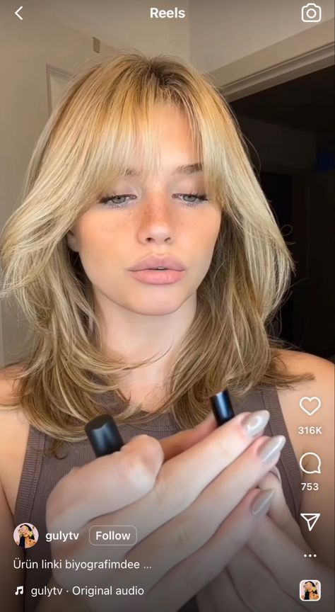 Hair With Long Curtain Bangs, Mid Length Hair With Bangs, Shoulder Length Hair Blonde, Shoulder Length Layered Hair, Layered Haircuts Shoulder Length, Shoulder Length Blonde, Blonde Layered Hair, Layered Hair With Bangs, Chic Short Hair