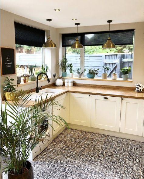 Pattern tile is popping up in interesting kitchens everywhere. Here are eight ways to use kitchen floor tile patterns that will sell you on the trend. #hunkerhome #kitchen #kitchenfloor #kitchentile #flooring Chic Kitchen Design, Kitchen Floor Tile Patterns, Ceramic Tile Floor Bathroom, White Tile Kitchen Floor, Decor Kitchen Ideas, Bold Kitchen, White Kitchen Tiles, Classic White Kitchen, Brass Light