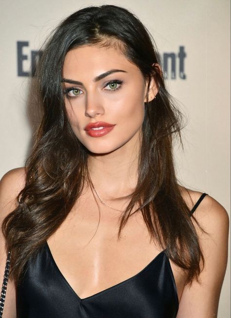 Phoebe Tonkin Dark Hair Green Eyes Woman, Dark Haired Actresses, Winter Outfits With Skirts, Fall Skirt Outfits With Boots, Autumn Date Night, Skirt Outfits With Boots, Outfits With Skirts, Fall Skirt Outfits, Outfits With Boots