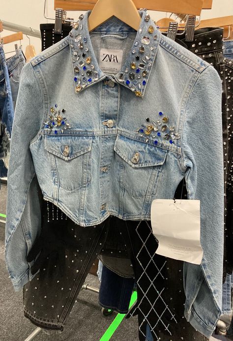 Jean Jacket Diy, Bling Denim, Customised Denim Jacket, Bedazzled Jeans, Diy Denim Jacket, Clothes Embroidery Diy, Diy Denim, Diy Sweater, Embellished Denim Jacket