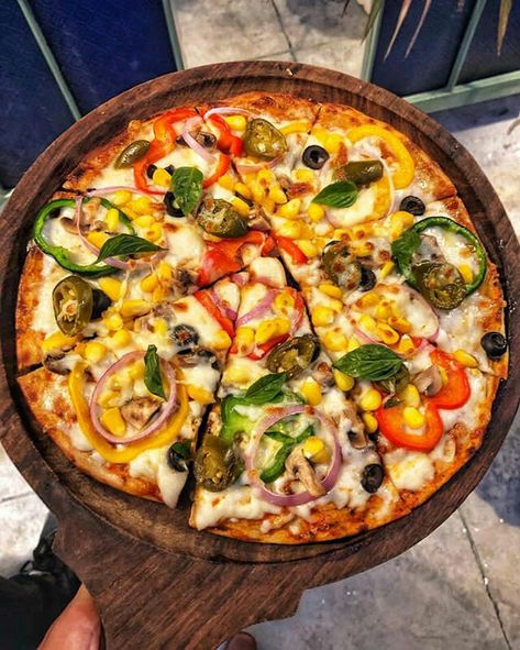 Tandoori Pizza, Bell Pepper Pizza, Summer Gadgets, Pizza Pizza, Farm Fresh, Food Cravings, Yummy Recipes, Vegetable Pizza, Stuffed Bell Peppers