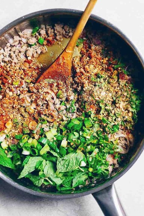 Larb Moo, Thai Larb, Pork Larb, Larb Recipe, Easy Paleo Dinner Recipes, Thai Salad, Low Carb Salad, Easy Paleo, Raw Vegetables