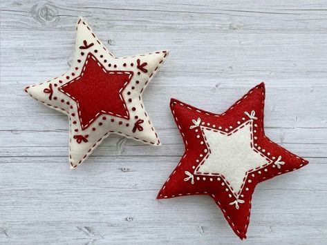 Star Christmas Ornaments, Felt Deer, Sewing Hand, Felt Star, Diy Felt Christmas Ornaments, Felt Ornaments Patterns, Christmas Easy, Fox Ornaments, Felt Crafts Christmas