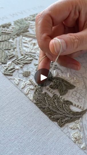 Lace Beadwork, Bordados Tambour, Embroidery Stitches Beginner, Tambour Embroidery, Hand Embroidery Videos, Embroidery Videos, Hand Work Embroidery, Hand Embroidery Projects, Sewing Embroidery Designs