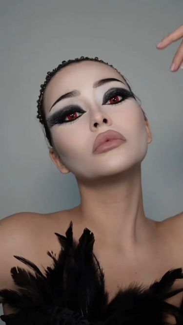 Halloween Black Swan Makeup, Black Swan Makeup Look, Black Swan Costume Makeup, Halloween Prosthetic Makeup, Black Swan Eyes, Black Swan Make Up, Black Swan Cosplay, Black Swan Makeup Halloween, Black Swan Hair