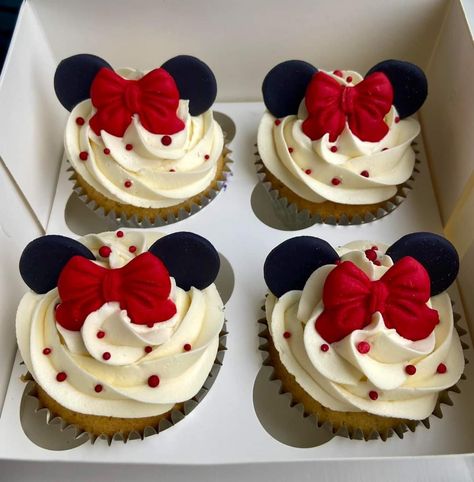 Minnie Mouse Fondant, Rainbow Picnic, Minnie Mouse Birthday Theme, Mimi Birthday, Disney Graduation, Mouse Cupcakes, Minnie Mouse Birthday Party Decorations, Red Birthday Party, Minnie Mouse Birthday Cakes