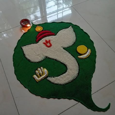 Ganpati Rangoli Design For Diwali, Ganesha Flower Rangoli, Ganesh Puja Rangoli, Ganesh Rangoli With Flowers, Rangoli Designs Ganesha Easy, Ganpati Rangoli Simple Easy, Bappa Rangoli Designs, Ganesha Rangoli Design Beautiful, Ganesh Rangoli Design Simple