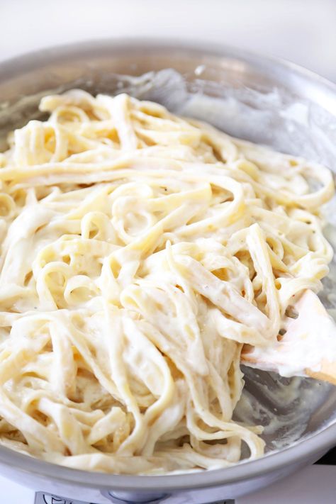 No Need to Go Out — Make Olive Garden's Alfredo at Home! Olive Garden Chicken Alfredo Sauce Recipe, Olive Garden Alfredo Recipe, Chicken Alfredo Sauce Recipe, Olive Garden Chicken Alfredo, Olive Garden Alfredo Sauce Recipe, Olive Garden Alfredo, Chicken Alfredo Sauce, Keto Spaghetti, Dairy Free Alfredo Sauce