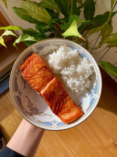 Salmon Lunch Aesthetic, Cooked Salmon Aesthetic Food, Salmon Food Astethic, Grilled Salmon Aesthetic, Salmon Aesthetic Food, Salmon Dinner Aesthetic, Pescatarian Aesthetic, Fish Aesthetic Food, Holistic Mami