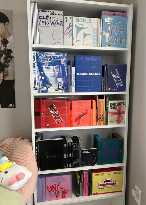 Skz Album Shelf, Kpop Album Shelves, Kpop Albums Organization, Kpop Album Setup, K Pop Album Collection, Newjeans Album Collection, Kpop Albums Enhypen, K Pop Bookshelf, K Pop Albums Collection