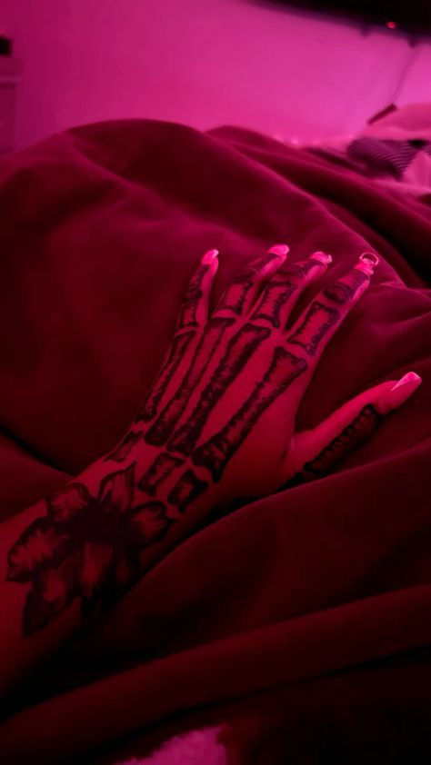 Henna Designs Skeleton, Hanna Tattoo Hand Easy, Skeleton Henna Tattoo, Skull Henna Tattoo, Henna Tattoo Designs Hand Skeleton, Henna Designs Skeleton Hand, Skeleton Henna Designs, Skeleton Hand Tattoos Women, Henna Skeleton Hand