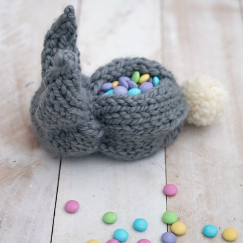 Basket Knitting Pattern, Crochet Bunny Basket, Easy Crochet Bunny, Knitted Easter Crafts, Påskeaktiviteter For Barn, Baby Bunny Hat, Bunny Knitting Pattern, Mini Christmas Stockings, Basket Tutorial