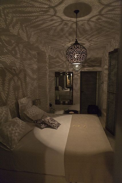 Arabian Style Bedroom, Arab Bedroom, Arabian Bedroom Ideas, Arabian Nights Bedroom, Arabian Bedroom, Exotic Bedrooms, Healing Studio, Egyptian Home Decor, Moroccan Interior Design