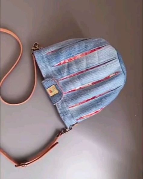 Recycled Handbag, Old Jeans Recycle, Jeans Recycle, Diy Bags Jeans, Bag From Old Jeans, Diy Makeup Bag, Recycled Jeans Bag, Denim Bag Patterns, Denim Bag Diy