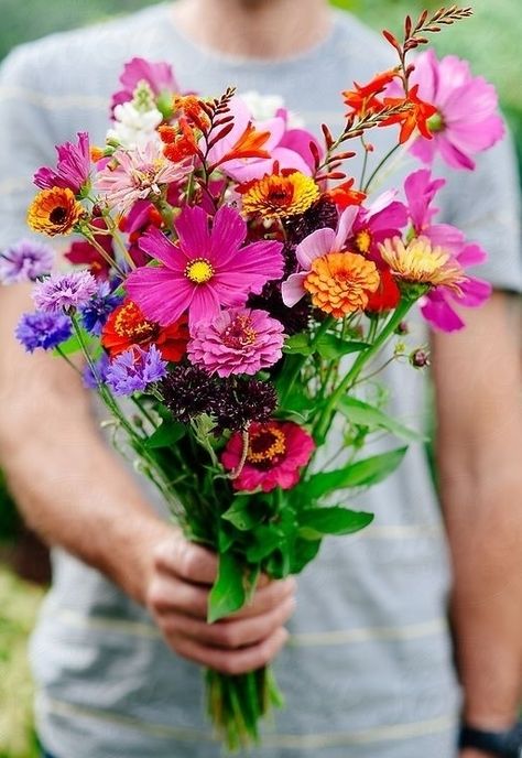 20 Tips on How to Tell if a Guy Likes You without Asking ... Artist Of The Month, A Bunch Of Flowers, Giving Flowers, Hand Flowers, Cut Flower Garden, Flowers For You, Happy Flowers, Flower Quotes, Bunch Of Flowers