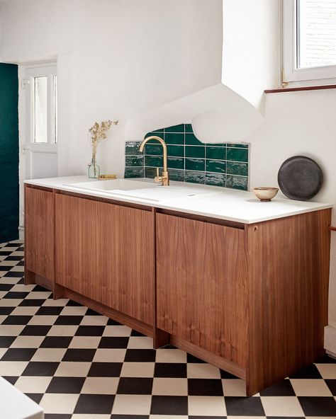 Magnet Kitchen Soho, Dark Green Marble Kitchen, Green Marble Wood Kitchen, Forest Green Tiles Kitchen, Green Marmoleum Floor, Checkered Floor Kitchen, Checkerboard Floor, Architecture Bathroom, Living In Europe