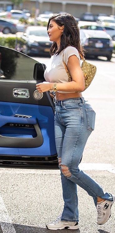 536a76f94cf7535158f66cfbd4b113b6desc53702619ri Kylie Jenner Jeans, Kylie Jenner Outfits Casual, Kylie Jenner Street Style, Trajes Kylie Jenner, Estilo Kylie Jenner, Kylie Jenner Look, Kylie Jenner Outfits, Kylie Jenner Style, Jenner Outfits