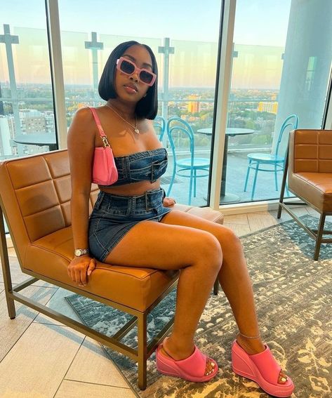 Baddie Slides Outfit, Baddie Sandals Outfit, Brooke Ellison Outfits, Platform Sandals Outfit Black Women, Platform Sandals Outfit Aesthetic, Demin On Denim Outfit, Pink Shoes Outfit, Platform Sandals Outfit, Platform Outfit