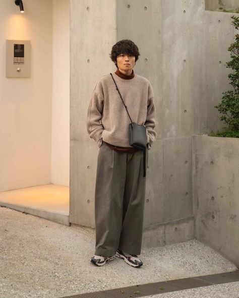 Fall Korean Fashion, Streetwear High Fashion, Streetwear Magazine, Cozy Streetwear, Men's Street Style, Guy Fits, Walking Man, Men's Streetwear, Fall Colours