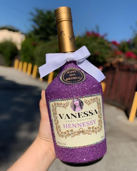 Instagram: @jloxxcustoms Henny Bottle Glitter, Hennessy Decorated Bottle, Hennessy Gift Ideas For Him, Custom Hennessy Bottle, Henny Bottle Aesthetic, Hennessy Bottle Decor Diy, Decorated Hennessy Bottle, Glitter Hennessy Bottle, Custom Liquor Bottles