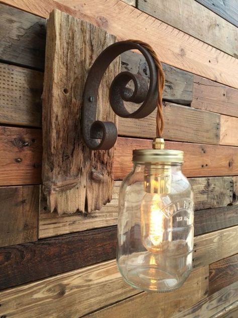 Rustic Wall Lighting, Garden Pallet, Driftwood Lamp, Rustic Light Fixtures, Diy Rustic Decor, Diy End Tables, Patio Diy, Diy Water, Rustic Lamps