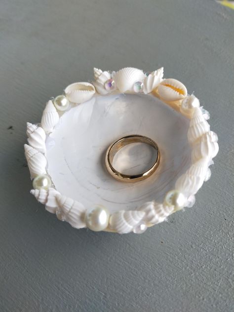 Seashell Tray Diy, Tiny Seashell Crafts, Shell Clay Art, Sea Themed Jewelry, Coquina Shell Art, Shell Ceramics, Shell Decor Ideas, Diy Stuff To Sell, Seashell Bowl