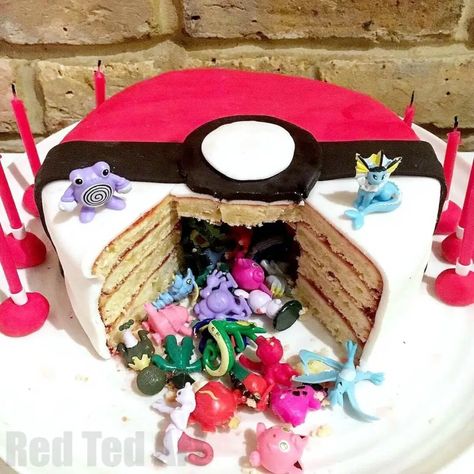 Diy Pokemon Cake, Pokemon Pinata, Cake Pokemon, Pokeball Cake, Pokemon Cakes, Pokémon Cake, Birthday Pokemon, Pokémon Birthday Party, Cake Surprise